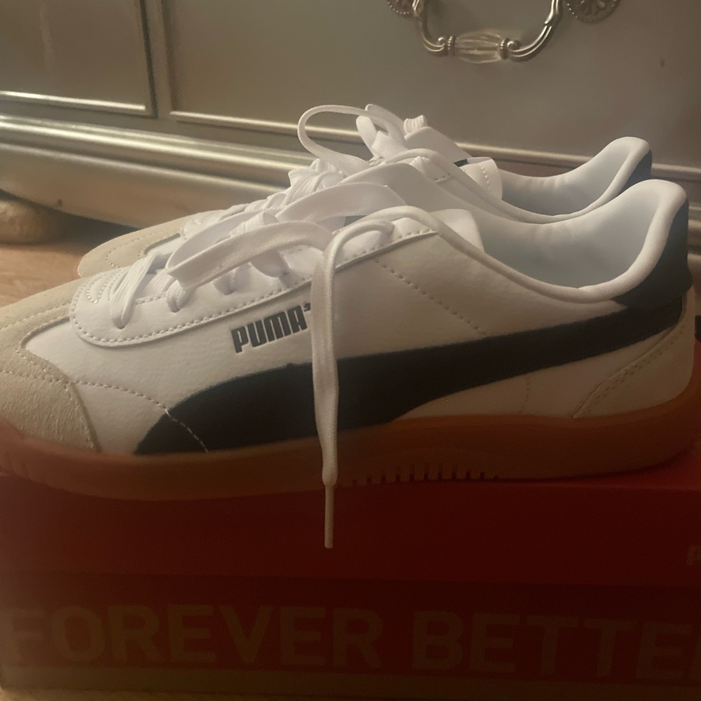 White puma sneakers for women size 7.5 , brand new never worn.